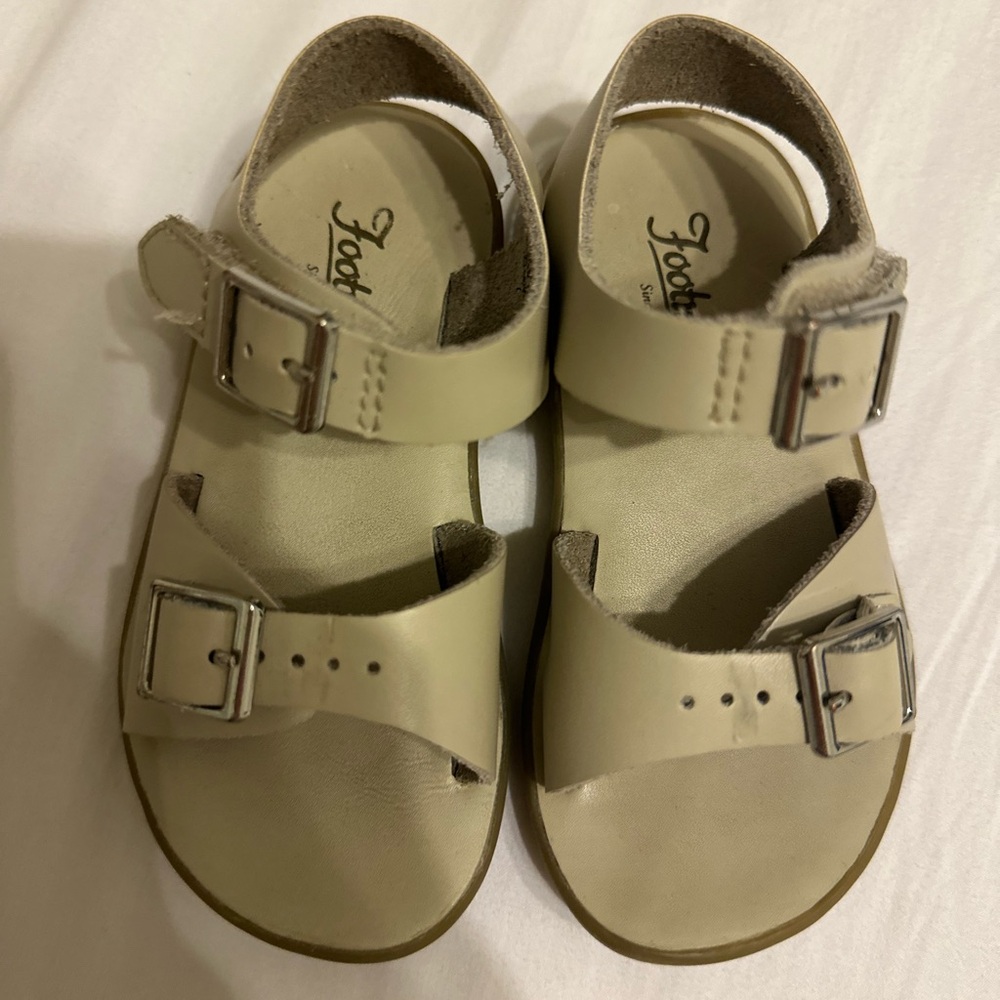 Footprints toddler size 7 color ecru